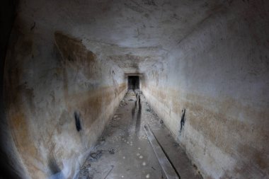 Sığınaktaki beton yeraltı tünelleri