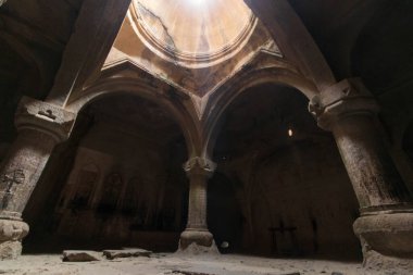Ermenistan 'daki mağara manastırı Geghard