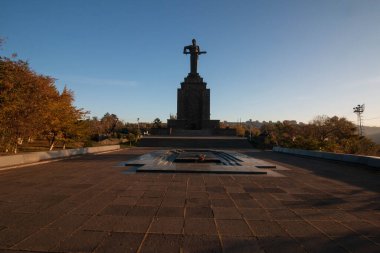 Ermenistan Ana Heykeli ya da Mayr Hayastan. Zafer Parkı, Erivan şehri, Ermenistan 'daki anıt.