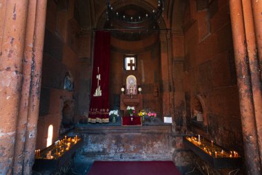 Katoghike 'nin düşük açılı görüntüsü Kutsal Meryem Ana Kilisesi Erivan, Ermenistan' da mavi gökyüzüne karşı