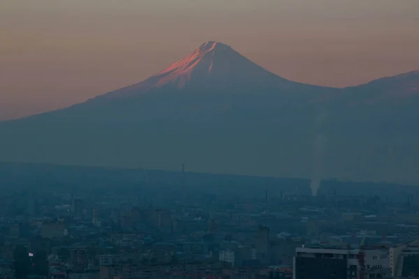 エレバンの夕日アルメニアの壮大なアララト山を望む — ストック写真