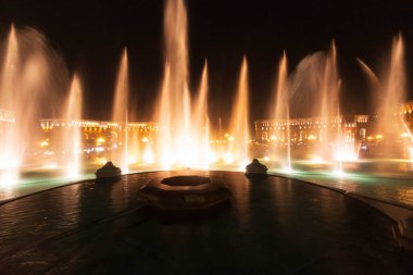 Gece Erivan 'daki çeşmeler