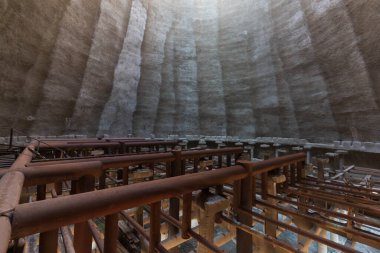Büyük bir soğutma kulesinin içinde.