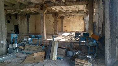 Terk edilmiş bir enerji santralinde.