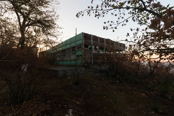 Edifício Abandonado Com Vista Para Montanha — Fotografia de Stock