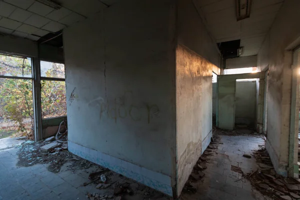 Edifício Abandonado Com Vista Para Montanha — Fotografia de Stock