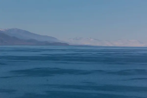 Озеро Севан Видом Горы — стоковое фото