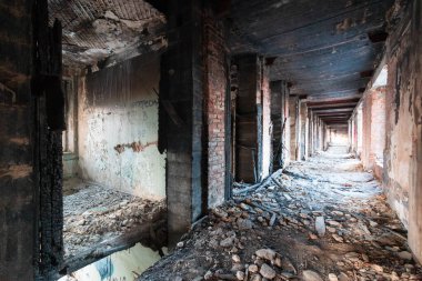 Yekaterinburg 'un merkezinde terk edilmiş bir bina.