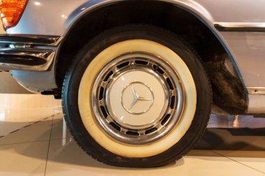 Eski araba iyi durumda.