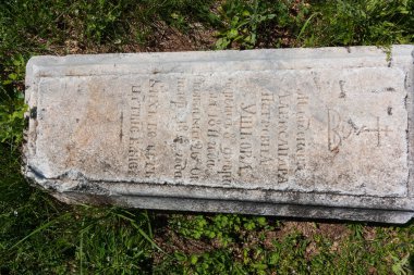 Eski mezarlıkta mezar taşları