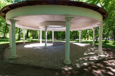 Parkta düğün kubbesi