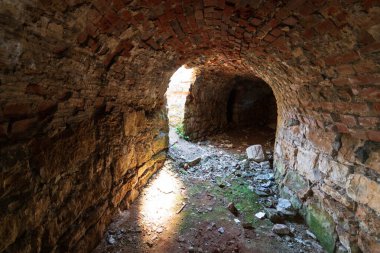 Yıkılmış bir kilisenin kalıntıları.