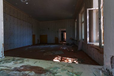 Terk edilmiş bir binanın boş odası