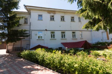 İki katlı ahşap bir ev.