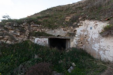 Deniz kenarındaki antik yeraltı mezarlıkları