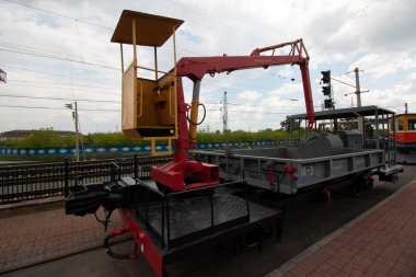 Eski tren rayların üzerinde duruyor.