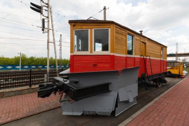 Eski tren rayların üzerinde duruyor.