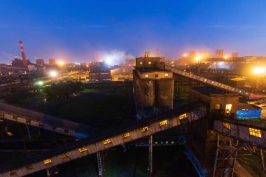 Fabrika işçilerinin gece ışıkları