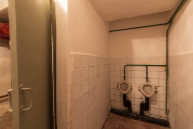 Terk edilmiş bir sığınakta oda