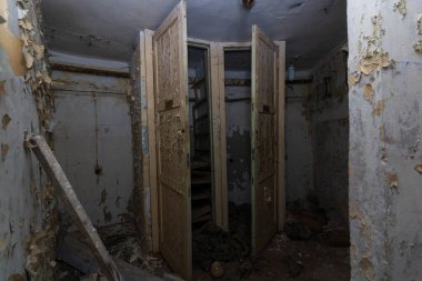 Terk edilmiş bir sığınakta oda