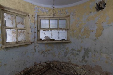Terk edilmiş bir sığınakta oda
