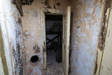 Terk edilmiş bir sığınakta oda