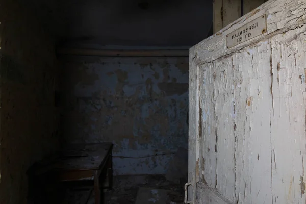 被遗弃的防空洞里的房间 — 图库照片