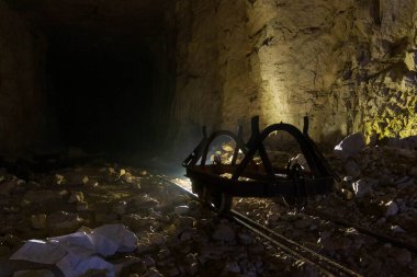 Tramvay madendeki rayların üzerinde duruyor.