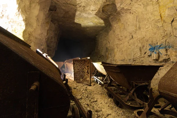 Vieux Chariots Sur Rails Dans Une Mine — Photo
