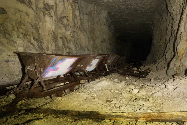 Vieux Chariots Sur Rails Dans Une Mine — Photo