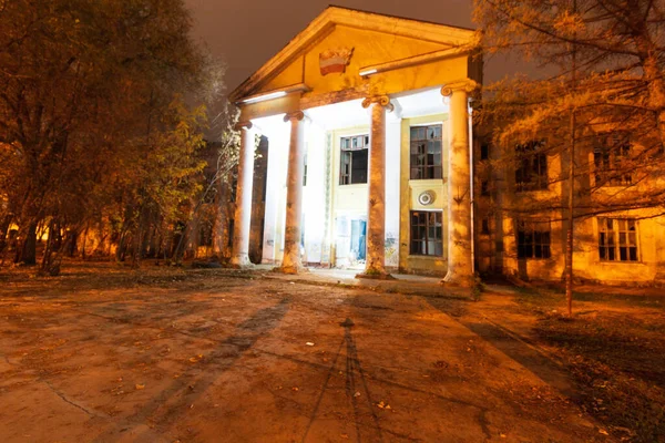 Εγκαταλελειμμένο Σπίτι Του Πολιτισμού Στήλες — Φωτογραφία Αρχείου