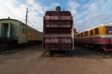 Tren vagonları raylarda.