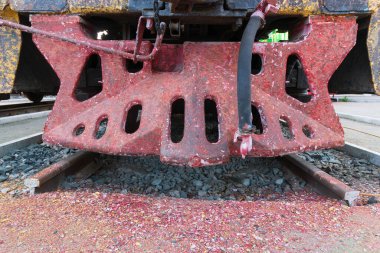 Trenin yanına eski boya serpiştirilmiş.