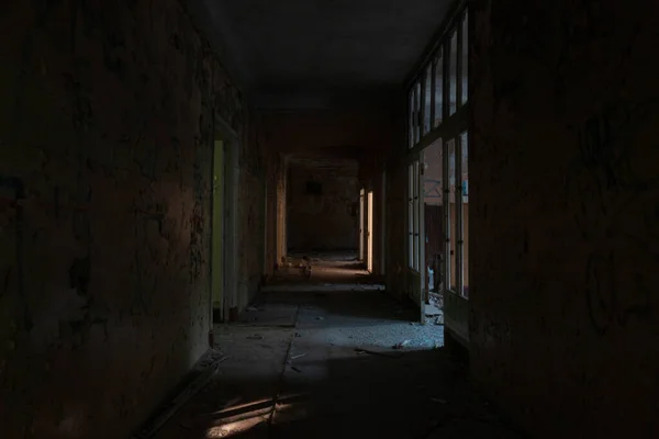 Pokój Opuszczonego Zrujnowanego Budynku — Zdjęcie stockowe