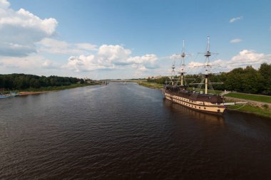 Güzel bir yelkenli kıyıda duruyor.