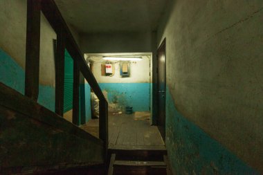 Terk edilmiş, kullanılmayan bir bomba sığınağı önermesi.