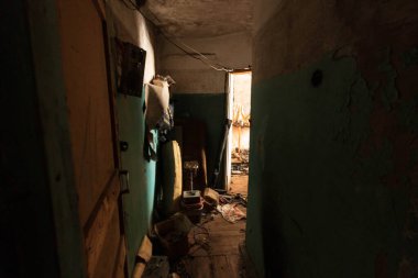 Terk edilmiş, kullanılmayan bir bomba sığınağı önermesi.
