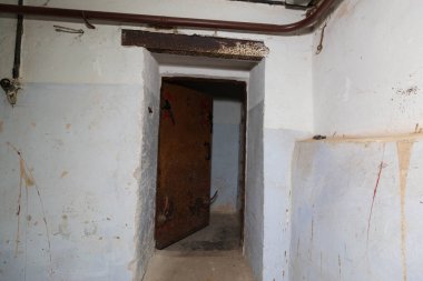 Terk edilmiş, kullanılmayan bir bomba sığınağı önermesi.