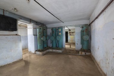 Terk edilmiş, kullanılmayan bir bomba sığınağı önermesi.