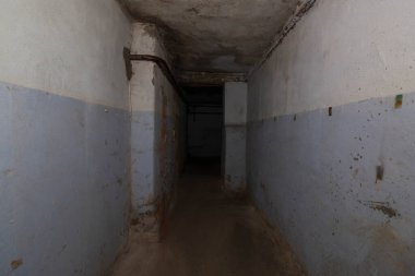 Terk edilmiş, kullanılmayan bir bomba sığınağı önermesi.