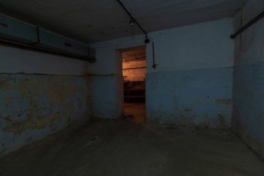 Terk edilmiş, kullanılmayan bir bomba sığınağı önermesi.