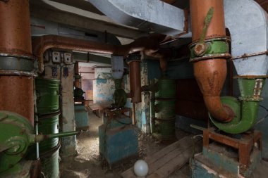 Terk edilmiş, kullanılmayan bir bomba sığınağı önermesi.