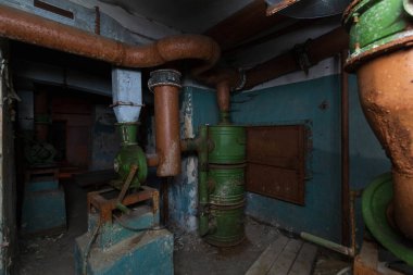 Terk edilmiş, kullanılmayan bir bomba sığınağı önermesi.