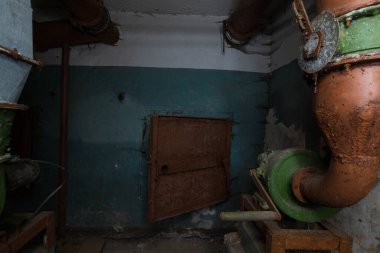 Terk edilmiş, kullanılmayan bir bomba sığınağı önermesi.