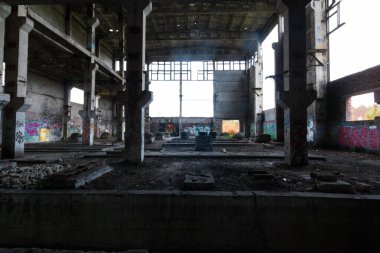 Terk edilmiş bir binanın kalıntıları.