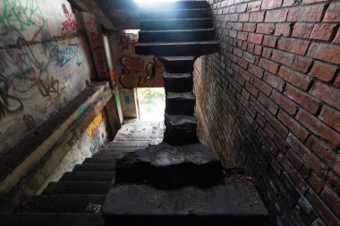 Fabrikadaki terk edilmiş atölye binası