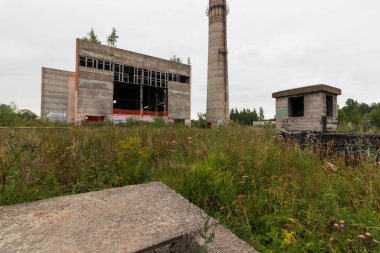 Fabrikadaki terk edilmiş atölye binası