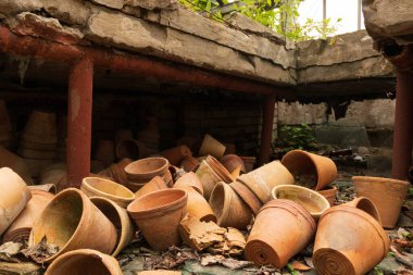 Serada bir sürü kırık tencere var.