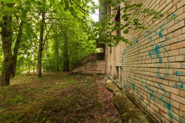 Terk edilmiş bir binanın kalıntıları.