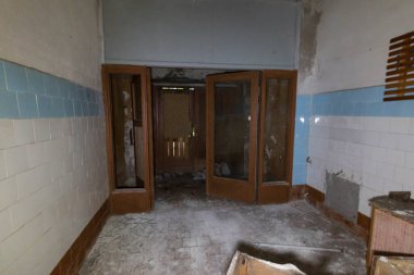 Raflı terk edilmiş laboratuvar odası